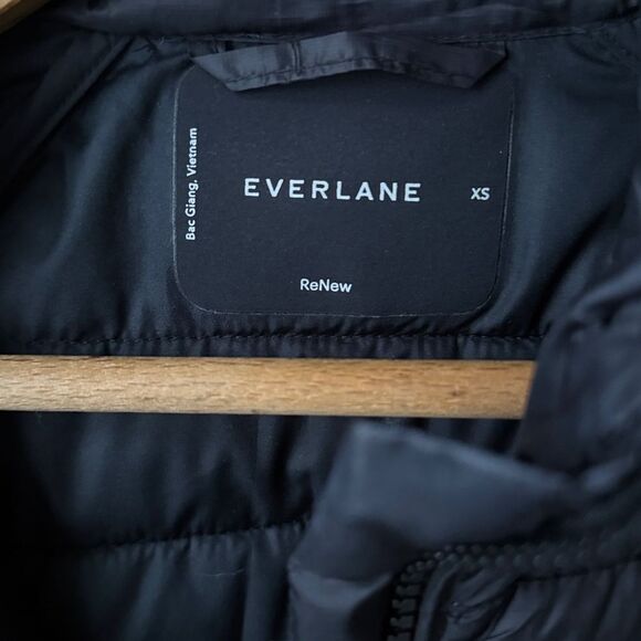 Everlane Renew Black Lightweight Puffer - Picture 4 of 5
